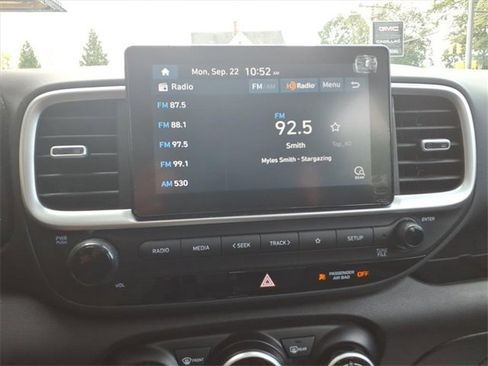 Used 2022 Hyundai Venue SEL image 22