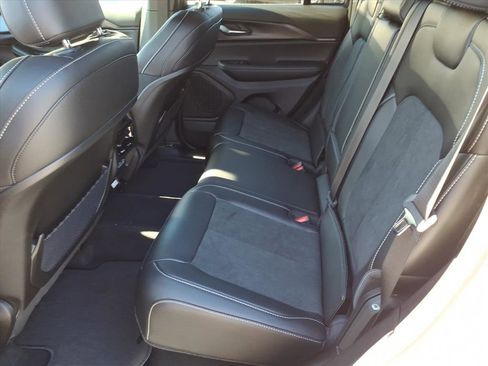 New 2025 Jeep Grand Cherokee Altitude image 4