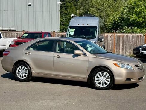 Used 2009 Toyota Camry LE FWD image 2