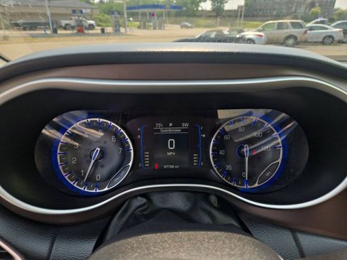 Used 2017 Chrysler Pacifica LX FWD image 16