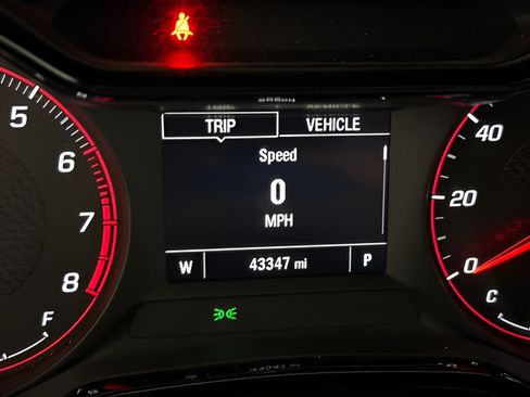 Used 2025 Chevrolet Trax RS w/ Sunroof Package FWD image 19