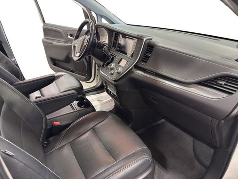 Used 2018 Toyota Sienna SE Premium FWD image 16