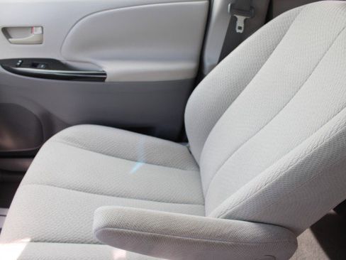 Used 2011 Toyota Sienna LE image 27