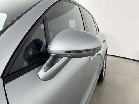 Certified 2025 Porsche Macan image 12