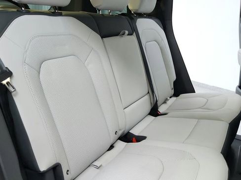 Used 2025 Land Rover Defender 110 S image 39