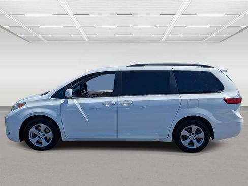 Used 2017 Toyota Sienna LE FWD image 2