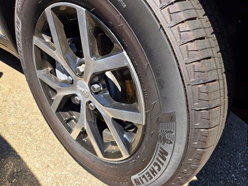 Used 2025 Jeep Grand Cherokee Limited AWD/4WD image 7