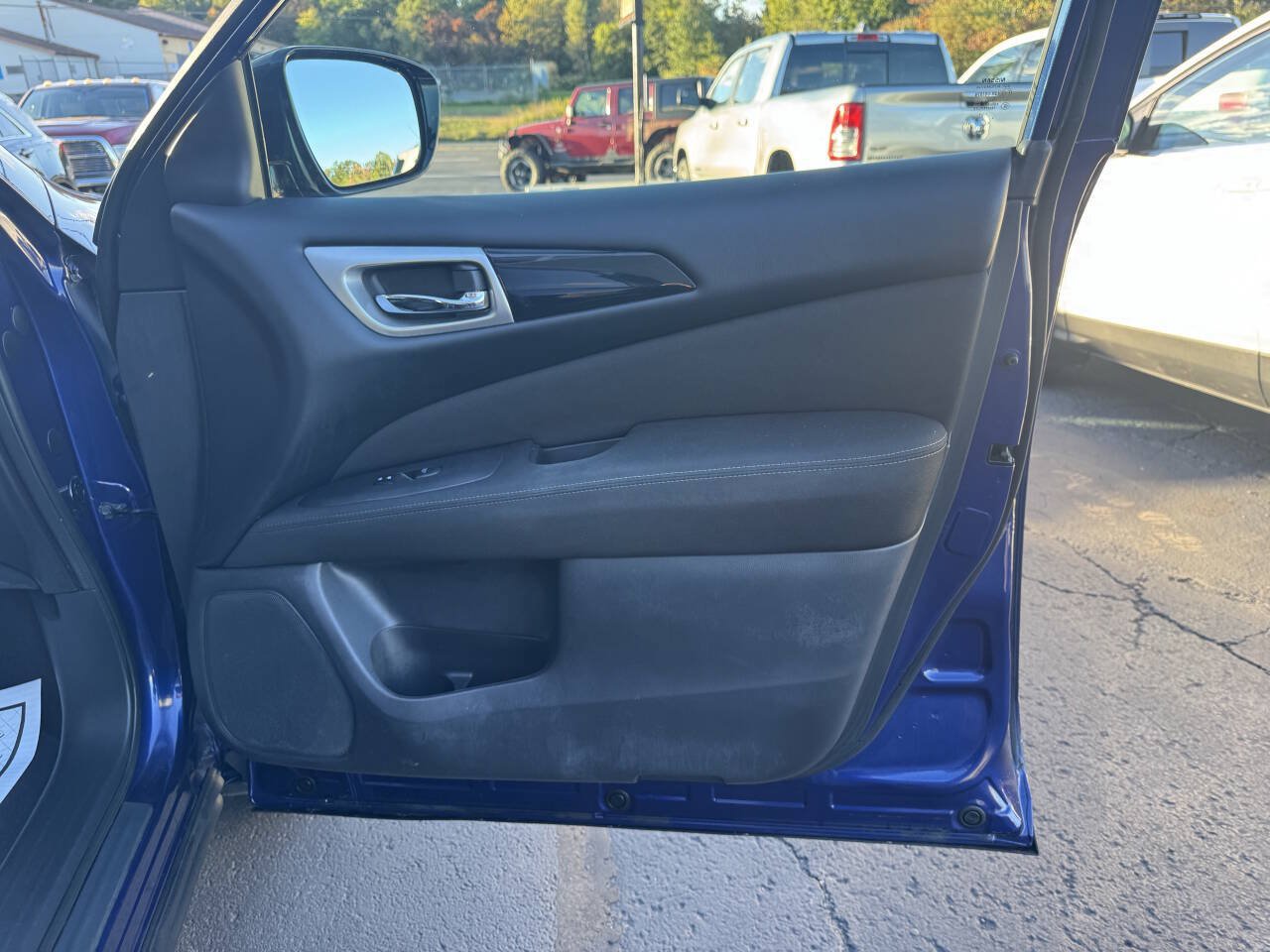 Used 2017 Nissan Pathfinder SV AWD/4WD image 25
