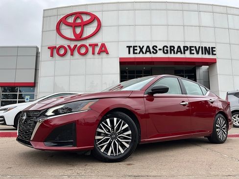 Used 2025 Nissan Altima 2.5 SV image 2