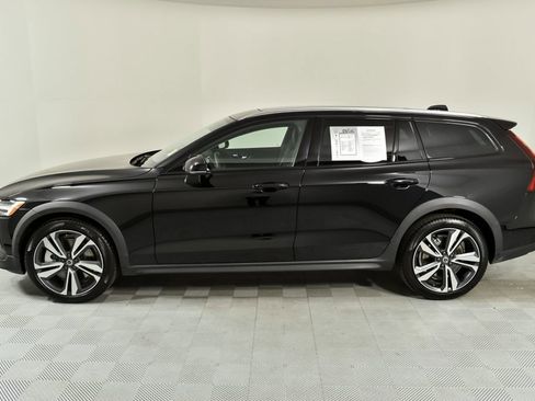 Certified 2025 Volvo V60 B5 Cross Country Plus image 2