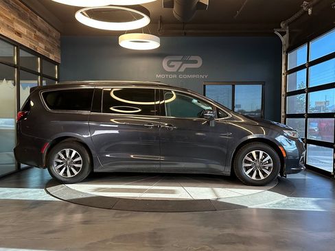 Used 2021 Chrysler Pacifica Touring-L FWD image 2