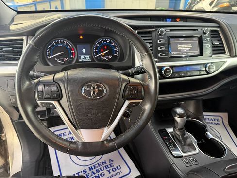 Used 2014 Toyota Highlander LE AWD/4WD image 25