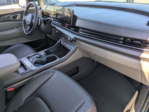 Certified 2025 Kia Carnival EX image 13