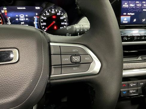 Used 2025 Jeep Compass Latitude w/ Sun & Sound Group AWD/4WD image 19
