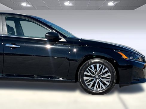 Used 2025 Nissan Altima 2.5 SV image 33