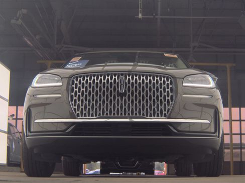 Used 2025 Lincoln Corsair AWD w/ Equipment Group 101A image 4