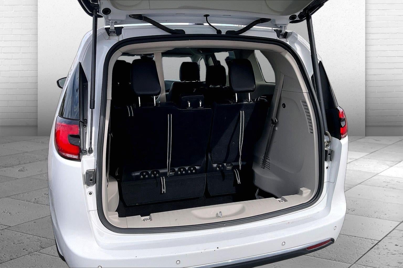 Used 2024 Chrysler Pacifica Touring-L FWD image 4