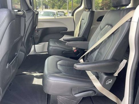 Used 2020 Chrysler Pacifica Touring-L Plus w/ Advanced Safetytec Group FWD image 18