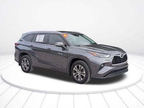 Used 2024 Toyota Highlander XLE FWD image 3