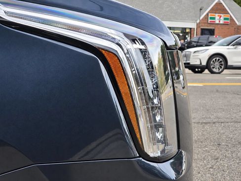 Used 2019 Cadillac Escalade Luxury AWD/4WD image 12