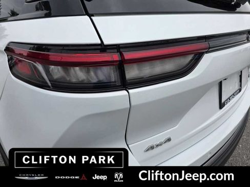 Certified 2025 Jeep Grand Cherokee Limited AWD/4WD image 8