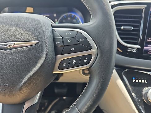Used 2023 Chrysler Pacifica Touring-L FWD image 24