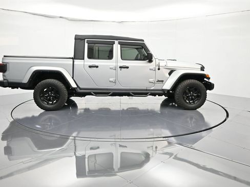 Used 2022 Jeep Gladiator Willys image 4