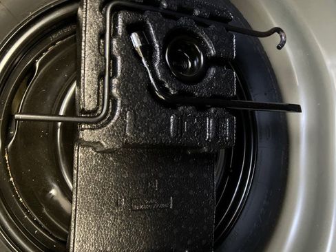 Used 2018 Toyota Corolla LE image 9