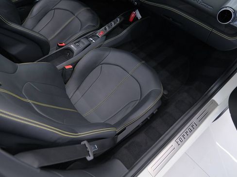 Used 2022 Ferrari F8 Tributo RWD image 21