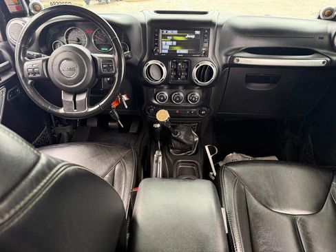 Used 2014 Jeep Wrangler Unlimited Rubicon w/ Connectivity Group AWD/4WD image 13