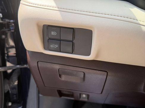 Used 2020 Toyota Highlander XLE FWD image 17