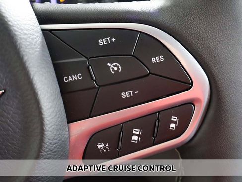 Used 2024 Chrysler Pacifica Touring-L image 3