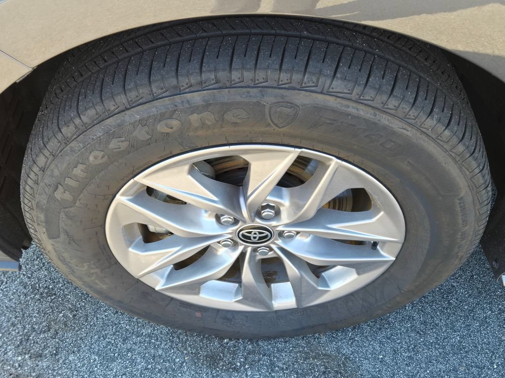 Used 2025 Toyota Sienna LE FWD image 10