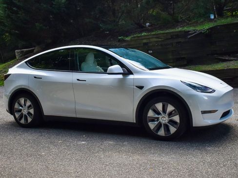 Used 2021 Tesla Model Y 2WD image 10