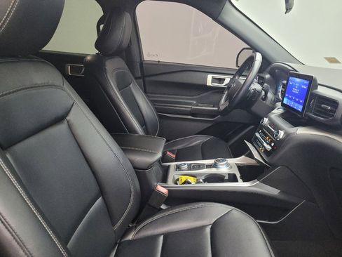 Used 2020 Ford Explorer XLT w/ Equipment Group 202A AWD/4WD image 21