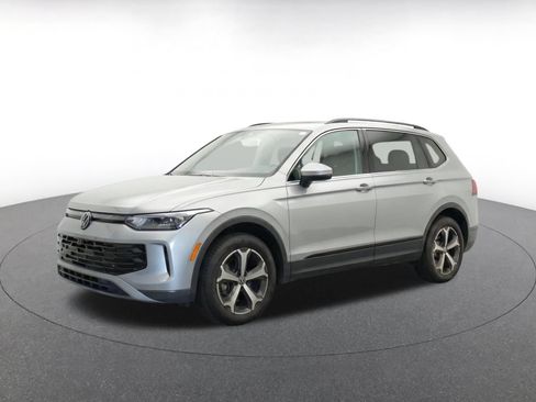 Used 2026 Volkswagen Tiguan SE AWD/4WD image 3