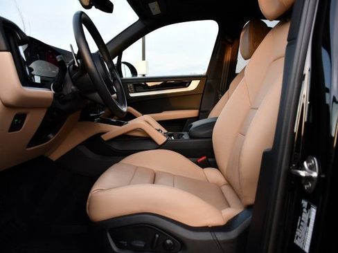 Used 2025 Porsche Cayenne image 13