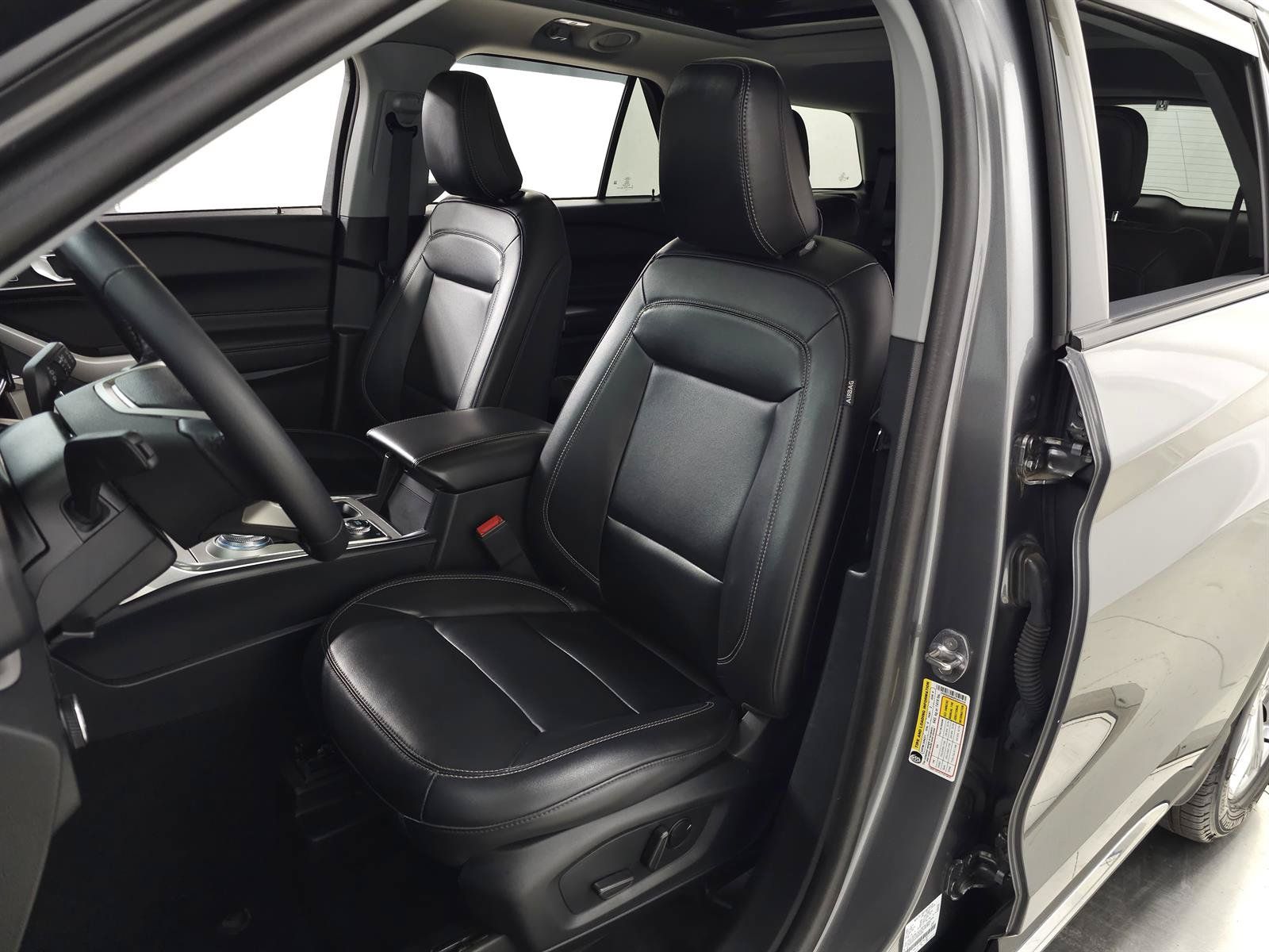 Used 2023 Ford Explorer XLT w/ Equipment Group 202A AWD/4WD image 17