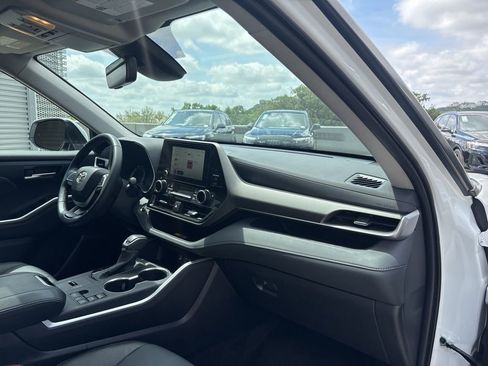 Used 2025 Toyota Highlander XLE FWD image 15