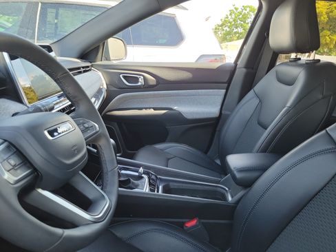 Used 2025 Jeep Compass Latitude AWD/4WD image 7