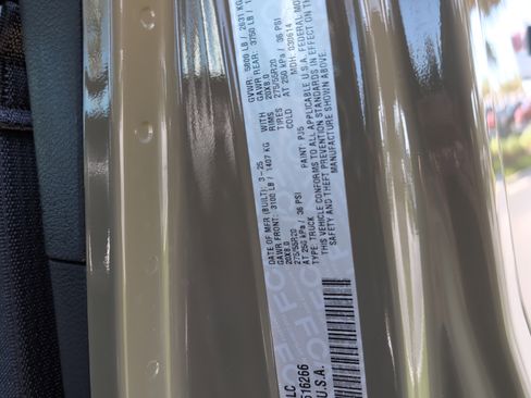 Used 2025 Jeep Gladiator Sport image 33