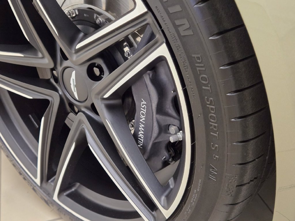 Used 2025 Aston Martin V8 Vantage Coupe RWD image 14