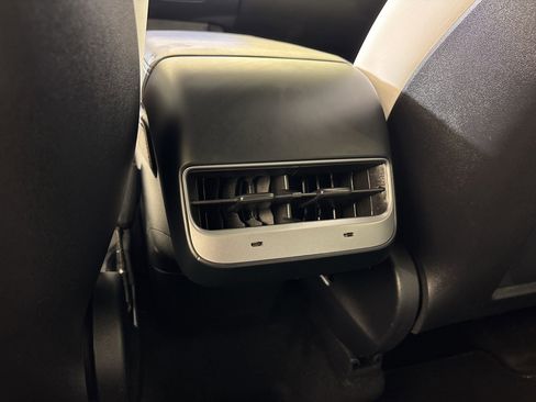 Used 2024 Tesla Model Y Long Range image 31