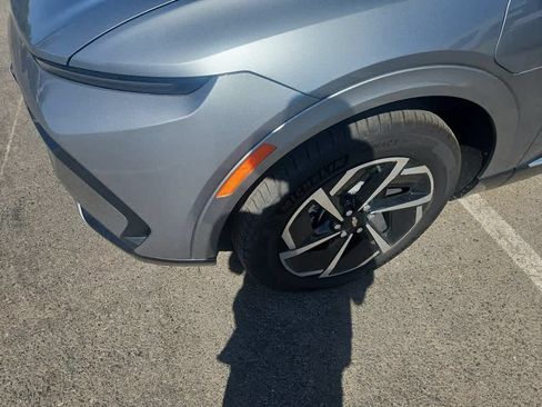 Used 2024 Chevrolet Equinox EV LT FWD image 3