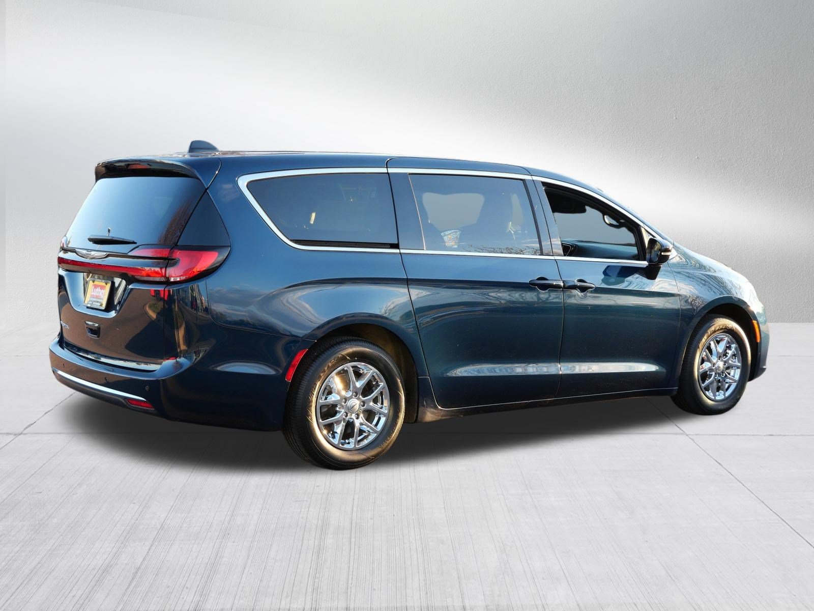Used 2025 Chrysler Pacifica Select FWD image 7