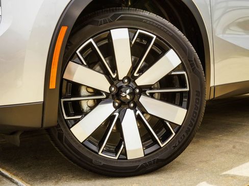 Used 2025 Mitsubishi Outlander SE AWD/4WD image 3