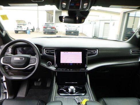 Used 2023 Jeep Wagoneer L Series II AWD/4WD image 13