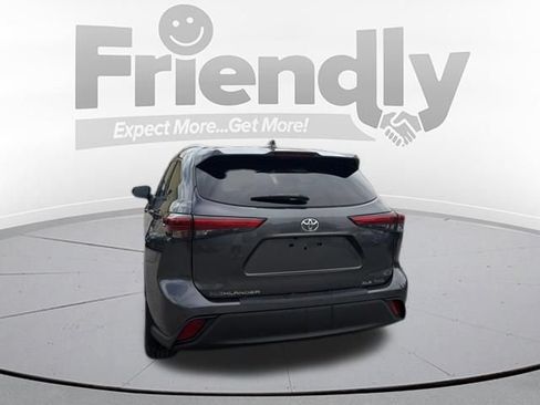 Used 2021 Toyota Highlander XLE AWD/4WD image 5
