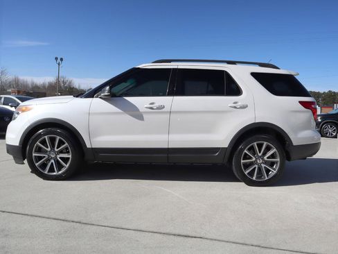 Used 2015 Ford Explorer XLT w/ Equipment Group 202B FWD image 3