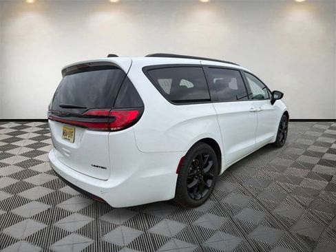 Used 2025 Chrysler Pacifica Limited image 6